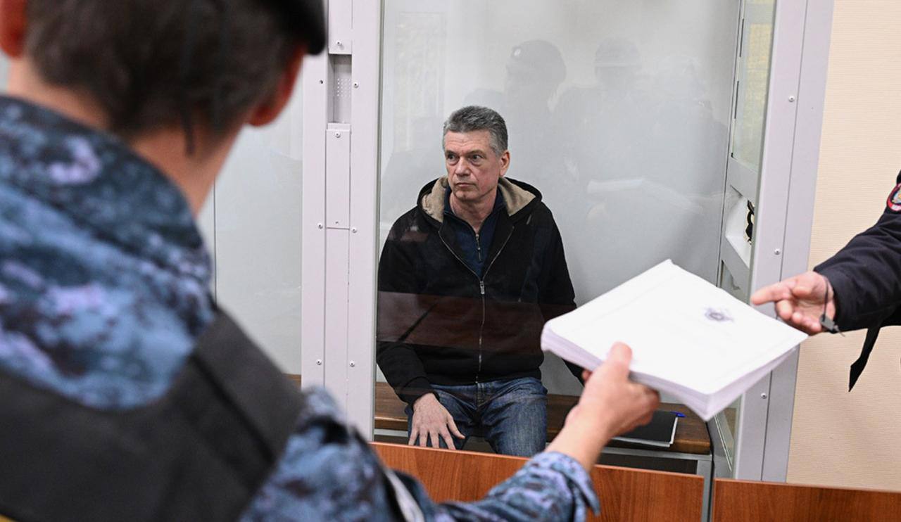Коллекция монет и недвижимость на полмиллиарда на что еще наворовал экс главный кадровик Минобороны Во время обысков по поручению Генпрокуратуры у Юрия Кузнецова нашли сотни тысяч долларов и евро наличкой 59 золотых и 101 серебряная монета в том числе с Джорджем Вашингтоном и Статуей Свободы часы Omega и почти сотня украшений кольца серьги браслеты кулоны запонки Плюс квартиры дома и участки в сумме на 504 млн что в 5 раз больше всех его официальных доходов за 14 лет Следствие считает что Кузнецов получал взятки от бизнесменов Сначала речь шла о доме и участке на 7 млн позже сумма взяток доросла до 80 млн рублей Сейчас генерал в СИЗО ему грозит до 15 лет