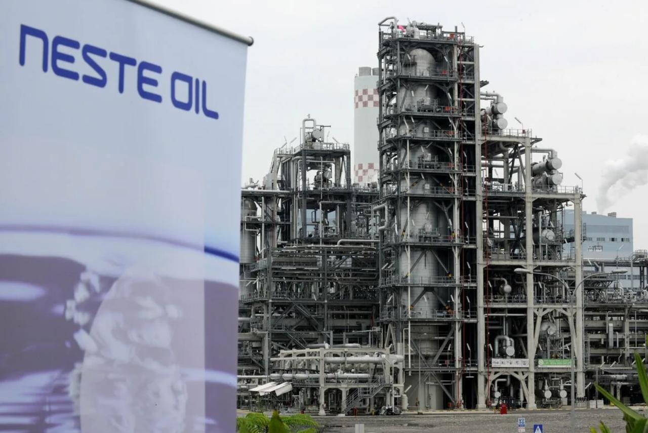 Чем хороши НЕ юридически обязывающие планы Можно отказаться если планы мешают бизнесу и не попадают в тренд Финская Neste отказалась от очень амбициозной цели по достижению углеродной нейтральности к 2035 году Т е пришлось бы отказаться от нефти Достижение первоначальных климатических целей потребовали бы значительных инвестиций которые в настоящее время нереалистичны заявила компания Ранее Neste отказалась от инвестиций в производство возобновляемого водорода Новая цель сократить выбросы парниковых газов в своей деятельности категории 1 и 2 на 80 к 2040 году А сроки перехода от переработки нефти к использованию возобновляемых и циклических сырьевых материалов будут определены в соответствии с фактическим спросом на топливном рынке Такие дела