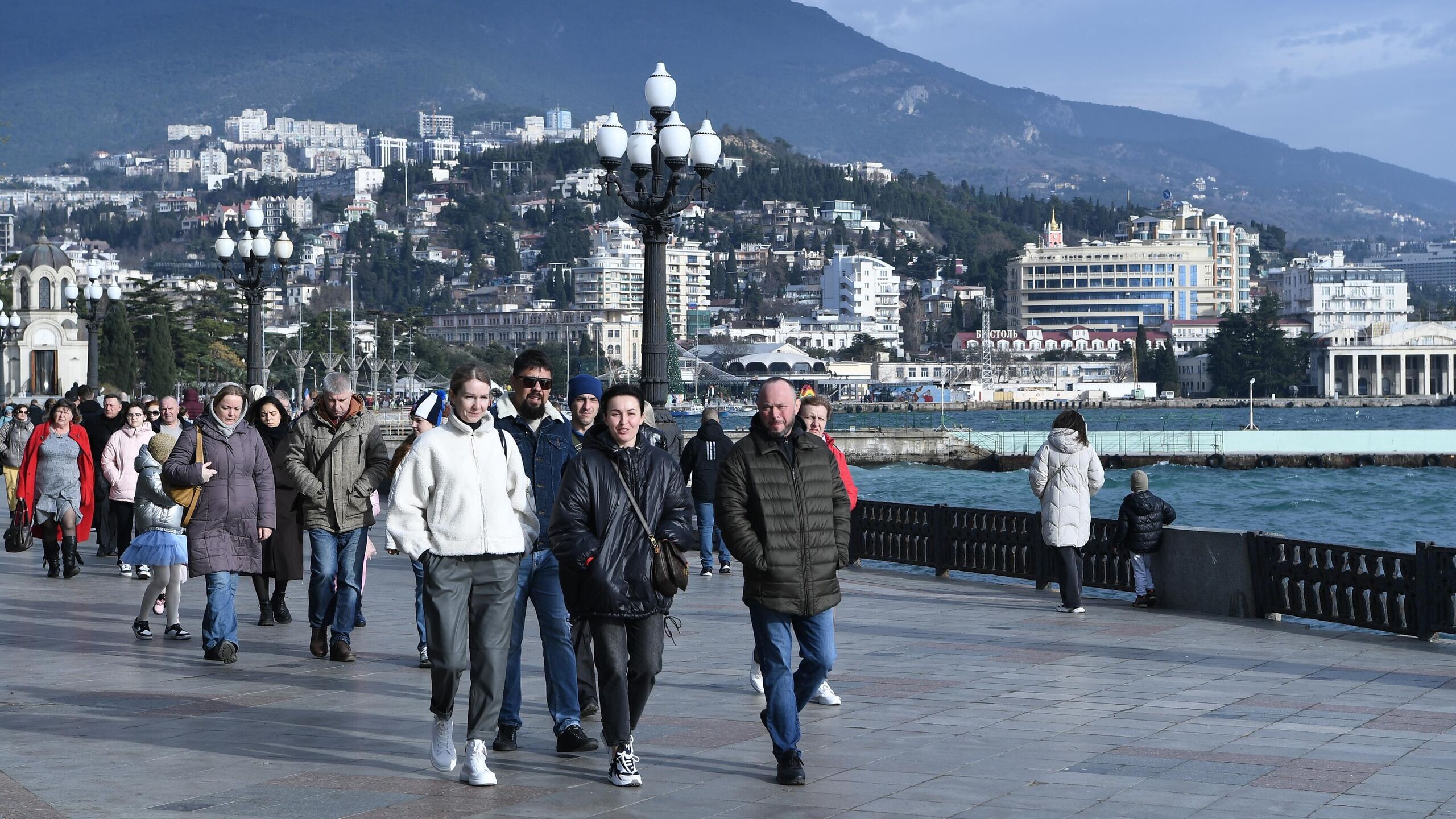 Туристический поток по России с января по ноябрь 2025 года достиг 82 9 миллиона поездок что на 5 больше чем за аналогичный период прошлого года в лидерах Москва Краснодарский край и Санкт Петербург сообщил вице премьер РФ Дмитрий Чернышенко За 11 месяцев с января по ноябрь текущего года число турпоездок по стране достигло 82 9 миллиона Это на 5 больше чем за аналогичный период прошлого года сказал Чернышенко слова которого привели в его аппарате Также он отметил что наиболее популярными направлениями за это время стали Сибирь Юг и Северо Запад России Увеличению турпотока способствуют инструменты национального проекта Туризм и гостеприимство Это приближает нас к цели поставленной президентом Владимиром Путиным обеспечить к 2030 году рост доли туризма в ВВП страны до 5 и числа турпоездок до 140 миллионов добавил он