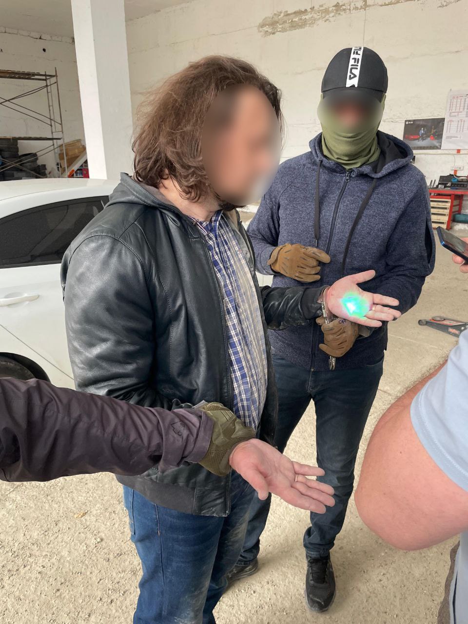 ‍ Экс-сотрудника «Ставропольгоргаза» осудили на 3 года за коммерческий подкуп  Ленинский районный суд Ставрополя вынес приговор бывшему начальнику проектно-сметного отдела АО «Ставропольгоргаз». Мужчину признали виновным в покушении на мошенничество и коммерческом подкупе.  По данным краевого УФСБ РФ, в 2024 году местный житель обратился в газовую компанию с заявлением о переносе газорегуляторного пункта на своем объекте недвижимости. Осужденный потребовал от него 150 тыс. рублей за беспрепятственное подписание документов по газификации.  Кроме того, обвиняемый сообщил заявителю ложные сведения о стоимости работ, планируя обманом получить еще 50 тыс. рублей.  Фигуранта задержали с поличным при получении денежных средств.  СУ СКР по краю возбудило в отношении экс-сотрудника «Горгаза» уголовное дело по вышеуказанным статьям. Также подозреваемого заключили под стражу.  С учётом позиции гособвинителя суд приговорил обвиняемого к 3 годам лишения свободы в колонии общего режима. Приговор пока не вступил в законную силу.  Фото: УФСБ РФ по СК    / Все наши каналы