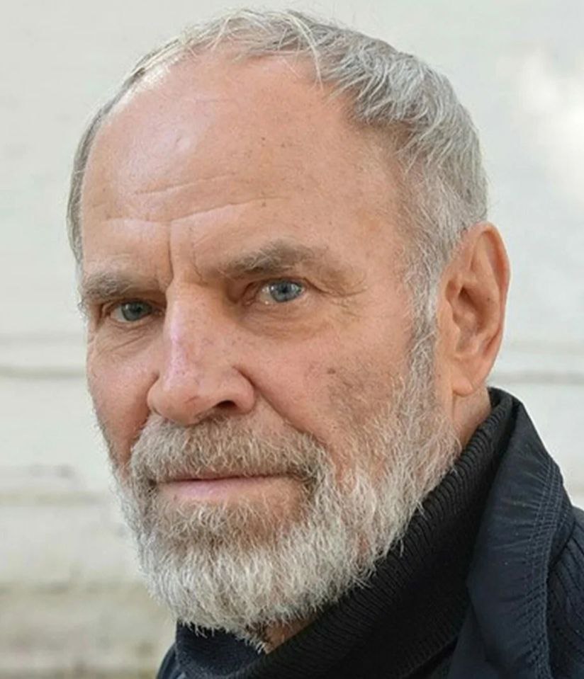 Ушел из жизни член Союза кинематографистов России оператор Анатолий Заболоцкий 16 09 1935 16 01 2025 16 января 2026 года на 91 м году ушёл из жизни член Союза кинематографистов России кинооператор режиссёр заслуженный деятель искусств БССР заслуженный деятель искусств РСФСР заслуженный деятель искусств Республики Хакасия Анатолий Дмитриевич Заболоцкий 1935 2025 Анатолий Дмитриевич участвовал в создании 15 художественных и 8 документальных фильмов Работал с режиссёрами Василием Шукшиным Александром Миндадзе Вадимом Абдрашитовым Среди его работ Альпийская баллада Через кладбище Печки лавочки Калина красная Слово для защиты Целуются зори Обрыв и другие Выступил также как актёр в фильмах Слово для защиты Печки лавочки как сценарист и режиссёр документального фильма Слово матери 1979 Анатолий Заболоцкий обладатель Премии Ленинского комсомола за фильм Слово для защиты Награждён Международной премией Андрея Первозванного За Веру и Верность 2005