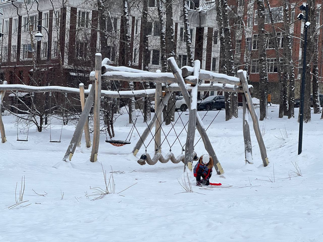 Подрядчик, выполнявший благоустройство Буфф-сада, оштрафован на 898 тысяч рублей.   По данным прокуратуры, администрация и компания «Профи» заключили контракт стоимостью более 18 млн рублей. Работы должны были завершить в конце августа 2024 года.   Однако подрядчик нарушил сроки выполнения обязательств, после чего прокуратура начала проверку. Основные работы по благоустройству парка закончились в начале октября.   Томское время