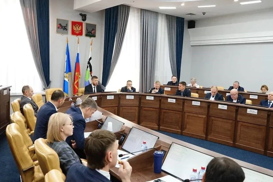 Важный социальный вопрос подняли народные избранники на депутатских слушаниях 28 января Под председательством Евгения Стекачева они обсудили строительство объектов здравоохранения в городе Иркутске С докладом о текущем положении дел выступила заместитель министра здравоохранения Иркутской области Галина Синькова С 2020 года в городе Иркутске введено такое количество объектов которое до этого в течение десятилетий не строилось Это детская поликлиника 9 Медсанчасть ИАПО поликлиника и женская консультация завершен долгострой детская поликлиника 8 И в декабре 2025 года мы получили акт ввода в эксплуатации детской поликлиники 10 и лицензию на медицинскую деятельность Сегодня она уже начала принимать первых пациентов и у нас большие планы по ее развитию потому что здание достаточно большое рассказала Галина Синькова Еще решаются вопросы по введению в эксплуатацию поликлиники 15 в Рабочем Готовность объекта составляет 93 Завершена врачебная амбулатория в поселке Кирова Их открытие планируется в первом полугодии 2026 года Кроме того есть вариант на возведение второй подобной амбулатории для больницы 6 Сейчас идет работа над поиском земельного участка Как отметила Галина Синькова формируется новая программа модернизации первичного звена здравоохранения и уже получены инструкции и рекомендации Однако от Минздрава РФ был направлен документ в котором говорится что в столицах регионов объекты здравоохранения первичного звена должны возводиться в рамках комплексного развития территорий Предварительно в Иркутске поддерживается только возведение детской поликлиники 5 Кроме того Минздрав обращает внимание что необходимо завершить начатые объекты за счет регионального бюджета и при этом нецелесообразно проектировать новые пока не реализованы те учреждения по которым проекты уже готовы Среди них в приоритете будет поликлиника 1 Также полностью готова документация на здание детской областной клинической больницы Помимо рассмотрения строительства объектов здравоохранения депутат по избирательному округу 8 Артур Бектемиров поднял вопрос о недостатке кадров и работах которые ведутся для исправления данной ситуации Очень много получаем обращений граждан об укомплектованности поликлиник Нехватка узких специалистов в Иркутске катастрофическая Особенно это пошло после привлечения персонала на периферию отметил народный избранник Одним из вариантов привлечения сотрудников является возведение социальных площадей которые позволят решить молодым сотрудникам жилищный вопрос Чтобы развивать эту тему нужны конкретные шаги по поиску выхода из сложившейся ситуации Поэтому председатель Думы Иркутска Евгений Стекачев предложил администрации города разработать нормативный документ который инициирует безвозмездную передачу жилых и нежилых помещений муниципалитету от застройщиков при строительстве домов Такая практика есть в нескольких городах страны Такая практика уже существует в Москве Санкт Петербурге Красноярске Крыму и Краснодарском крае Предлагаю этот опыт тщательно изучить В моем понимании мы еще не скоро добьемся необходимого финансирования не только на объекты здравоохранения А 1 от строящегося жилья это капля в море и застройщики этого не почувствуют В год вводится около 200 300 тысяч кв м жилья это три тысячи кв метров на помещения в которых смогут располагаться фельдшерские пункты отделения школ искусств гуманитарные центры поддерживающие участников СВО и их семьи прокомментировал Евгений Стекачев Такую возможность депутаты обсудят в марте 2026 года на депутатских слушаниях