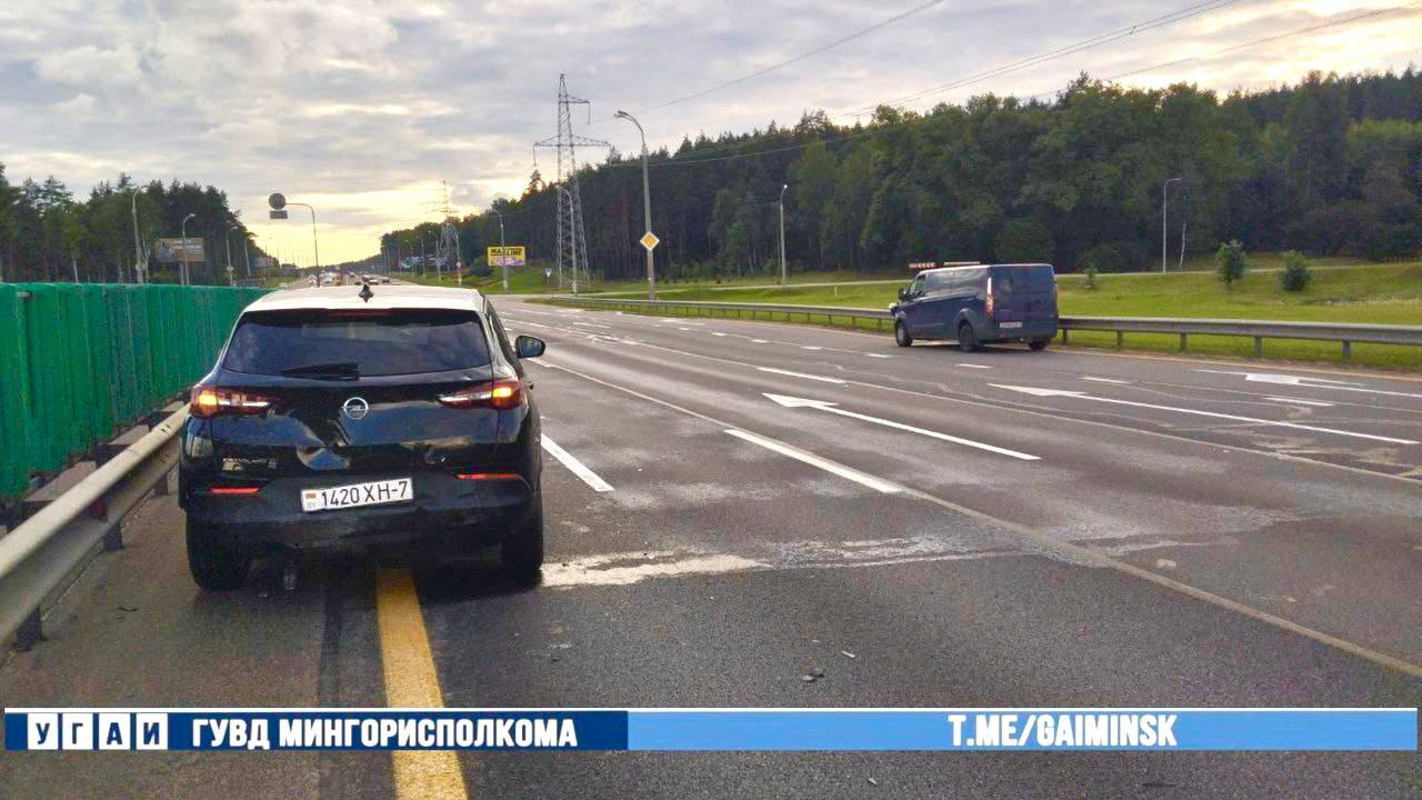 В районе 44-го км внешнего кольца МКАД случилось ДТП. На месте происшествия работают сотрудники отдела ГАИ Центрального РУВД г. Минска. Фото: ГАИ «Минск-Новости» MINSKNEWS.BY Telegram Viber FB VK Inst TikTok YouTube