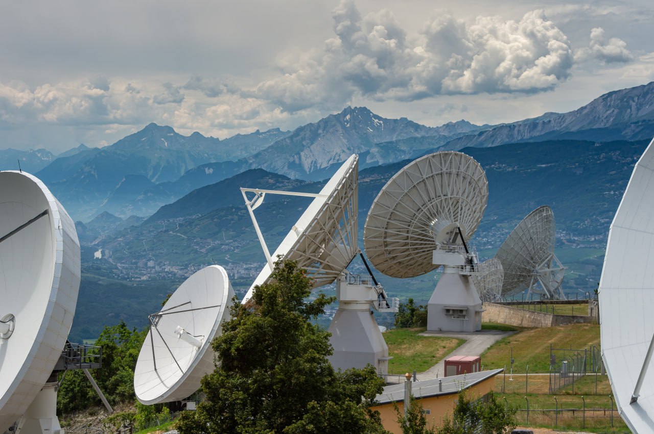 На фоне растущей технологической конкуренции между США и Китаем усиливается и напряженность в космосе а взаимные орбитальные маневры спутников двух крупных держав стали настолько распространенными что их теперь называют маневренными боями dogfight сообщает The Washington Post По словам военных аналитиков большая часть боев в космосе представляют собой обычный шпионаж Одно из самых динамичных сближений американских и китайских спутников произошло в феврале 2022 года Два экспериментальных спутника КНР Shiyan 12 01 и Shiyan 12 02 дрейфовали в западном направлении над геостационарной орбитой В этот момент сзади приблизился спутник Пентагона USA 270 В ответ китайские спутники разделились Shiyan 12 01 летел как прежде но Shiyan 12 02 выполнил маневр торможения и оказался позади USA 270 с Солнцем за спиной Когда американский спутник USA 270 промчался мимо китайский спутник сместился вслед за своим американским преследователем словно при выполнении фирменного приема Маверика в фильме Топ Ган Cпутники обычно двигаются по заданной при запуске траектории чтобы не тратить топливо на маневры Но теперь в частности США Китай и Россия запускают спутники предназначенные для более динамичного полета напоминающего полет самолета они резко поворачивают замедляются ускоряются и даже летают в тандеме Фото Robert Hradil Getty Images РБК в Telegram и MAX