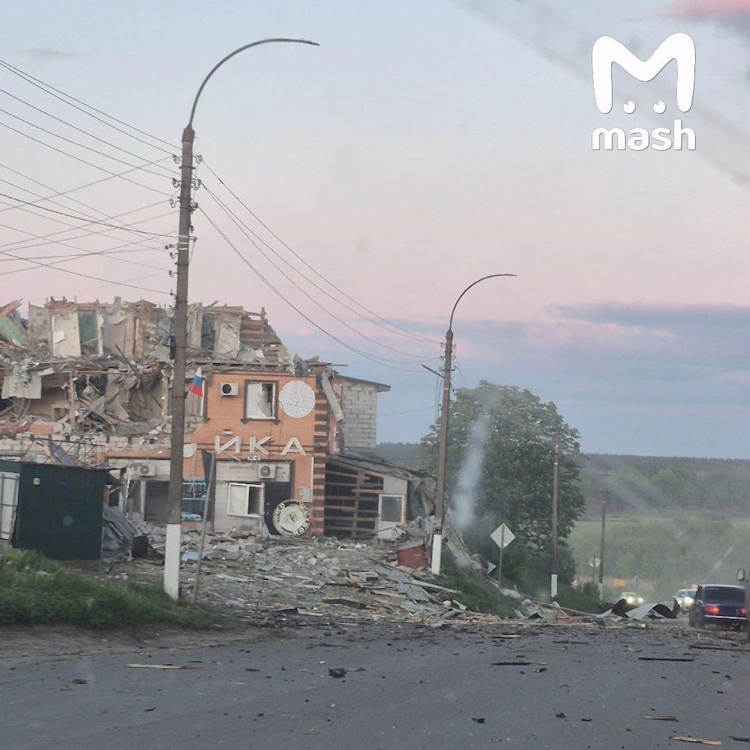 ВСУ ударили, предварительно, "Хаймарсами" по гостинице и автомойке в городе Рыльск Курской области. Рядом с разрушенными зданиями — мост через речку Сейм и школа. Жители помогают разбирать завалы, точное количество пострадавших пока неизвестно.