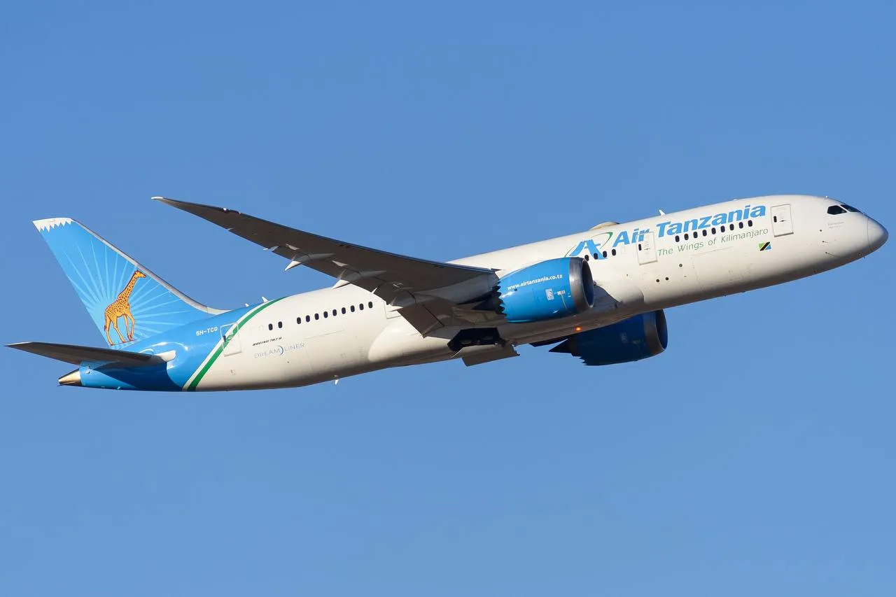 Национальная танзанийская авиакомпания Air Tanzania заинтересована в организации перелетов между Сейшелами и Москвой Об этом сообщает Минтранс РФ по итогам встречи президента России Владимира Путина и его сейшельского коллеги Патрика Эрмини Отмечается что перелет планируется по маршруту Дар эс Салам Виктория Сейшелы Москва По информации ведомства это позволит оптимизировать маршрутную сеть перевозчика и предоставит гражданам России Танзании и Сейшельских Островов дополнительные возможности для перелетов между странами В министерстве отметили что Россия готова оперативно рассмотреть заявку авиакомпании при ее поступлении Между Россией и Сейшелами налажено прямое авиасообщение полеты выполняются в высокий сезон с октября по май В 2025 году было перевезено 43 2 тыс пассажиров а за первые три месяца 2026 свыше 21 тыс человек что на 3 выше аналогичного показателя прошлого года сообщил Минтранс Африканская инициатива Telegram ВК Max