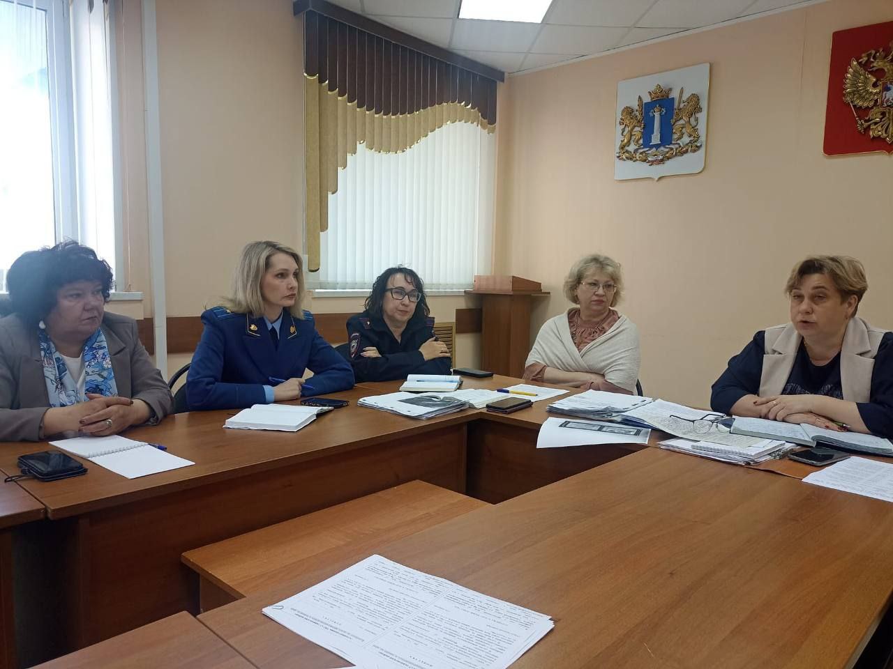 Старший помощник прокурора Ульяновского района Силантьева Е.В. приняла участие в заседании комиссии по делам несовершеннолетних и защите их прав при администрации МО "Ульяновский район". В ходе мероприятия особое внимание уделено вопросам профилактики преступлений и правонарушений в подростковой среде, реализации индивидуальных программ комплексной реабилитации семей, находящихся в социально опасном положении. Представитель надзорного ведомства потребовала от руководителей профильных органов обеспечить реализацию всех необходимых мер, организовав систематическое надлежащее взаимодействие.