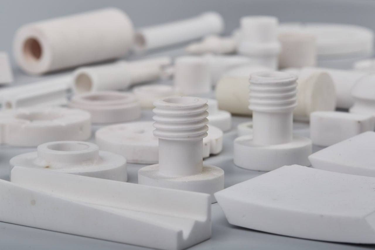 Разработка предприятия из Калужской области вошла в топ 10 прорывных решений года Запатентованный учеными ГНЦ ОНПП Технология имени Ромашина входит в Ростех инновационный способ изготовления сверхпрочных керамических форм для металлургии алюминиевых сплавов включен Роспатентом топ 10 прорывных решений 2025 года Это пример исследования которое отвечает актуальным потребностям отрасли Сейчас в металлургии идет активная замена огнеупорных материалов содержащих асбест они обладают канцерогенными свойствами на экологически чистые материалы Инновационное решение калужского предприятия упростит и ускорит производство высокопрочной огнеупорной керамической оснастки необходимой для выплавки металлических деталей рассказал сообщив об этом губернатор Владислав Шапша