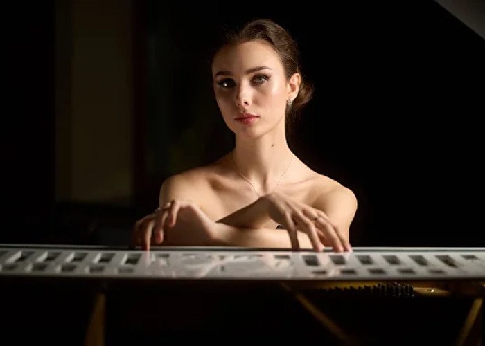 Новый музыкальный фестиваль «Лето в Усадьбе Прове-Калиш» открывается в одном из самых красивых особняков Москвы. 4 июля выступит пианистка и скрипачка Мария Андреева.