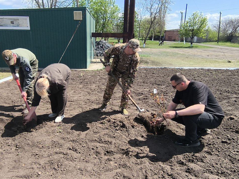 На территории Рубановской школы открыли "Аллею роз" Школьники, волонтеры, представители местной власти и общественных организаций высадили саженцы роз в рамках благоустройства родного края. "Участники не только создавали красивый уголок природы, но и заложили основы для формирования чувства ответственности и уважения к истории", — отметили в Администрации Великолепетихского округа. ПОДПИСАТЬСЯ НА ТАВРИЮ