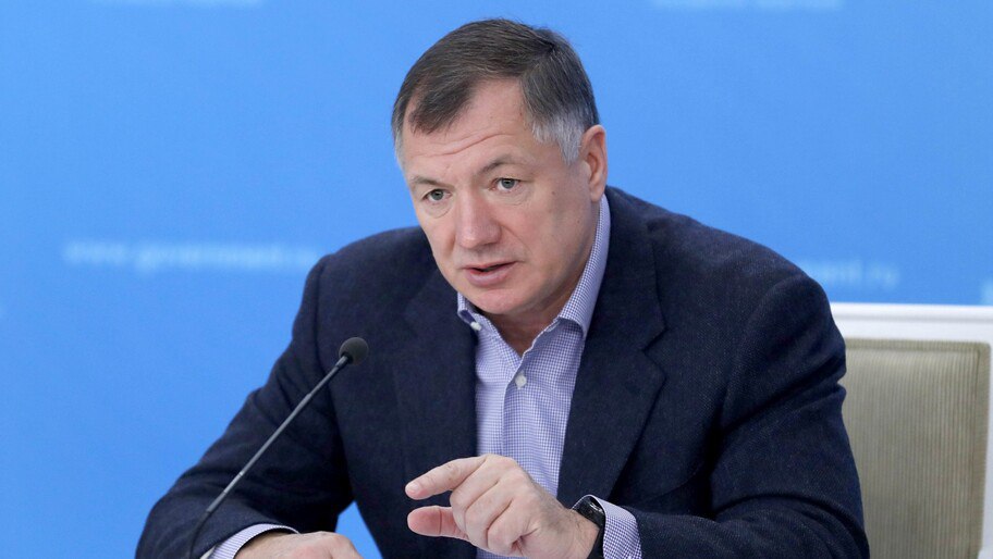 Марат Хуснуллин: спортивная инфраструктура исторических регионов активно восстанавливается Спортивная инфраструктура исторических регионов активно восстанавливается и развивается: строители завершили капитальный ремонт еще трех объектов: здания бассейна детско-юношеской спортивной школы в Первомайске ЛНР, а также шахматных школ в Мелитополе Запорожской области и Геническе Херсонской области, сообщил зампредседателя Правительства Марат Хуснуллин. «Все больше и больше людей в новых регионах вовлечены в спорт, что позволяет стройкомплексу дальше восстанавливать и развивать необходимую инфраструктуру, столь важную для поддержания здорового образа жизни. Так, в Первомайске завершено восстановление единственного в городе бассейна, где также внутри и снаружи здания отреставрировали керамические мозаики. А в Геническе и Мелитополе специалисты отремонтировали сразу две шахматные школы», — рассказал Марат Хуснуллин. Фото: Пресс-служба Правительства РФ , VK и ОК и читайте новости на нашем сайте