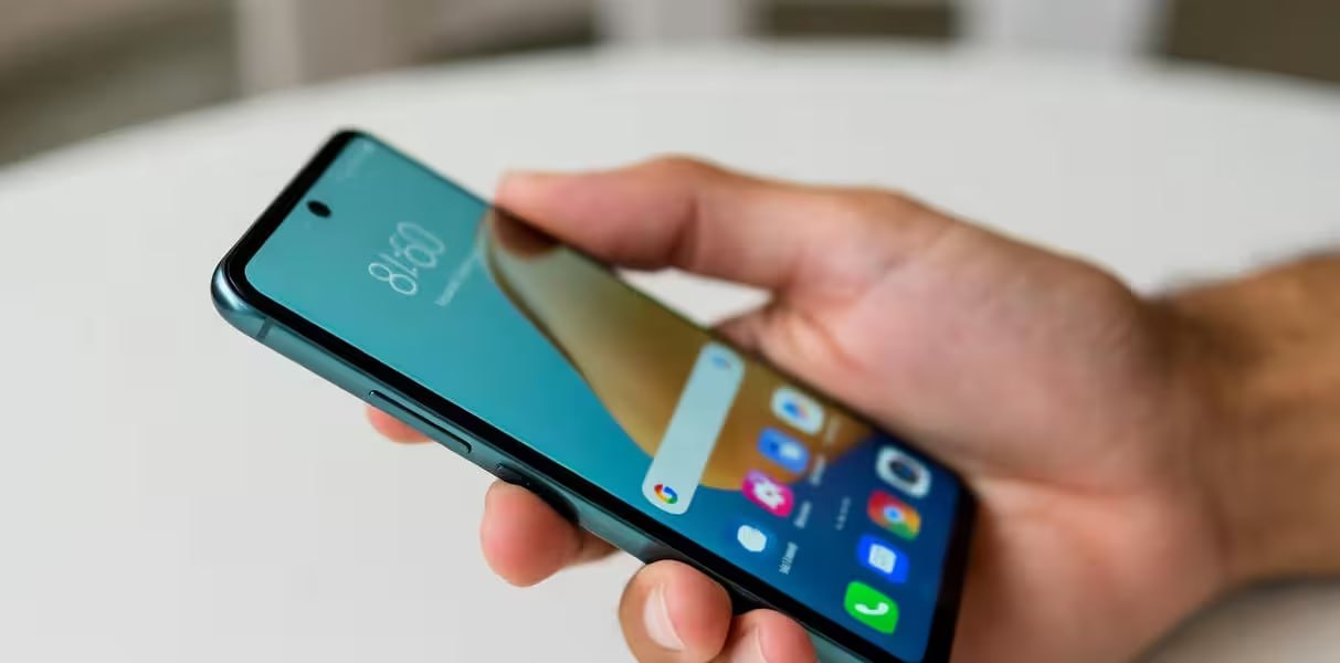 Huawei провела конференцию по запуску операционной системы HarmonyOS 6 при этом публичная бета версия уже начала распространяться среди пользователей По отзывам пользователей большое количество моделей таких как Huawei Mate 60 и Huawei Mate 70 получили последнюю версию HarmonyOS6 0 0 108SP6 При этом публичная бета версия не имеет приставки Next и получила название HarmonyOS 6 0 Разработчики обещают что HarmonyOS 6 принесет многочисленные улучшения скорость и плавность работы повысятся а возможности искусственного интеллекта станут ещё более широкими
