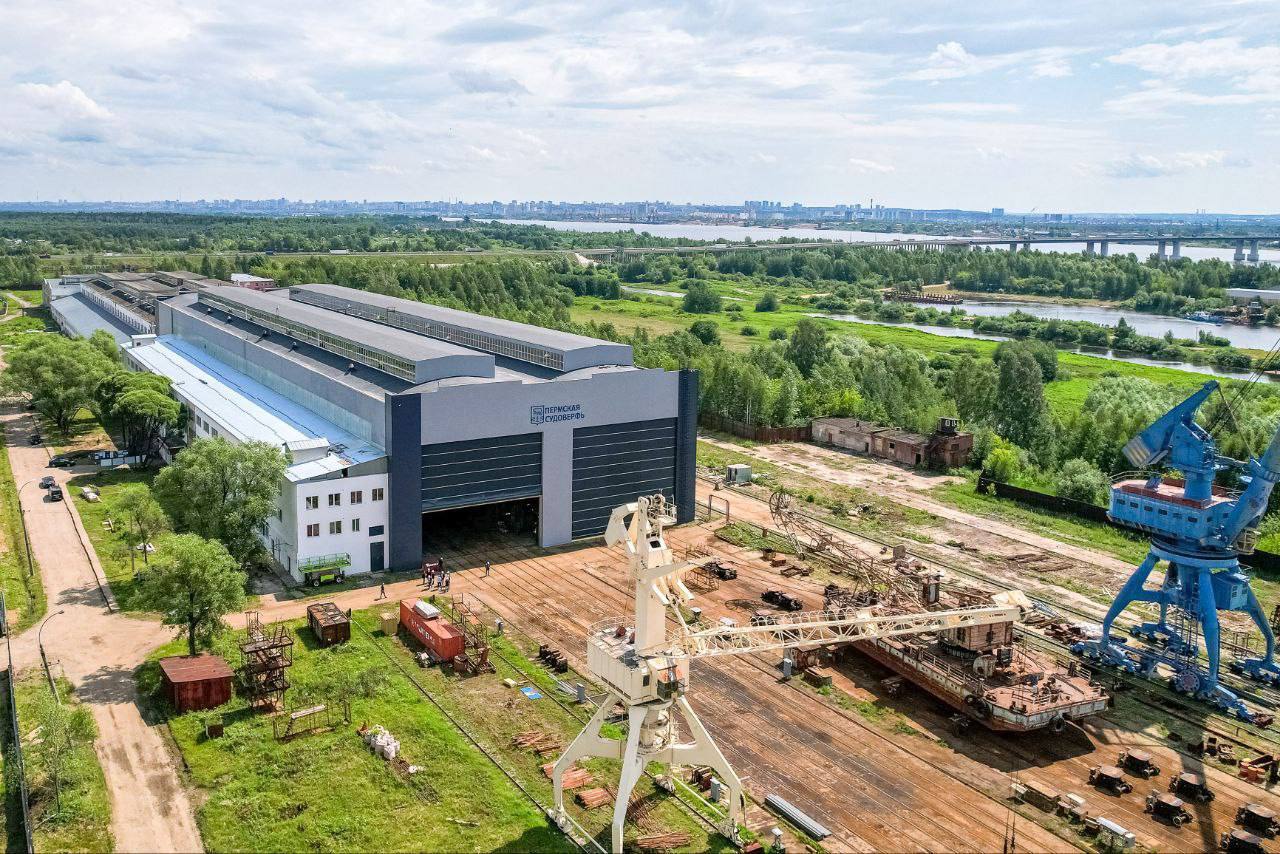 Пермская судоверфь сообщает о завершении модернизации мощностей На судостроительном заводе который еще несколько лет назад практически пустовал поставили современное металлообрабатывающее и сварочное оборудование отремонтировали ряд производственных помещений и фасады и установили пять новых цеховых ворот в том числе ворота эллинга Сейчас судоверфь производит плавучие остановочные комплексы причалы ремонтирует суда Первым полностью самостоятельным проектом должен стать прогулочный электроход Москва 2 0 после модернизации предприятие может строить до шести таких судов в год