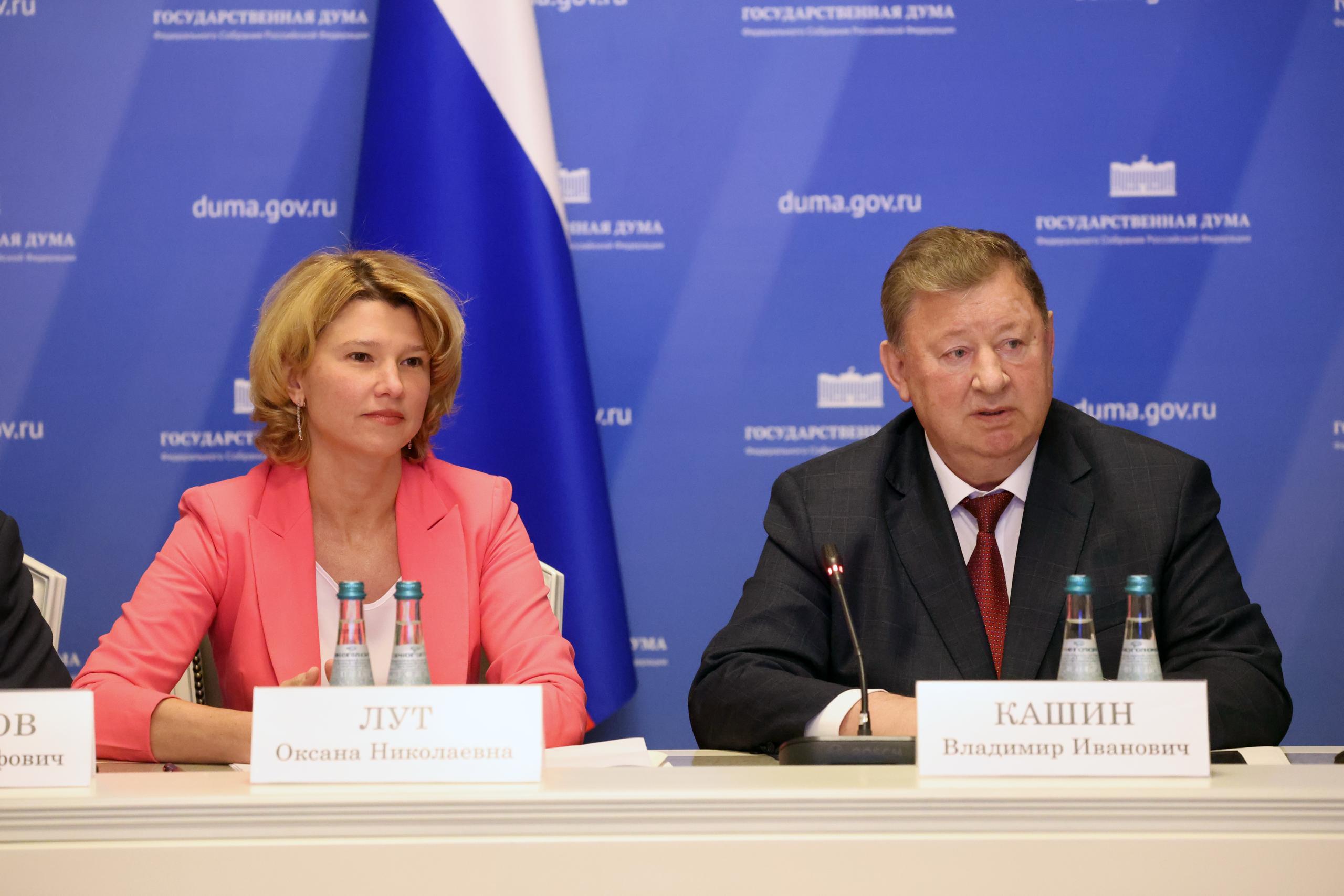 Оксана Лут об итогах работы АПК в 2025 году и технологическом обеспечении отрасли Глава Минсельхоза приняла участие в заседании Комитета Государственной Думы по аграрным вопросам О результатах 2025 в растениеводстве   Несмотря на сложные погодные условия отрасль показала устойчивость За счет повышения технологичности удалось собрать достойный урожай а по отдельным культурам показать новые рекорды   Валовый сбор зерна с учетом воссоединенных территорий вырос почти до 142 млн тонн это третий результат в истории страны   Обновлены рекорды по рапсу и сое увеличился урожай картофеля сахарной свеклы и фруктов В этом году посевные площади превысят 83 1 млн гектаров Увеличатся плошади под пшеницей ячменем рапсом соей рисом гречихой а также картофелем и овощами Животноводство и рыбопромышленный комплекс   Производство птицы достигло рекордных 7 3 млн тонн сырого молока 34 2 млн тонн что обусловлено ростом продуктивности стада   Рыбохозяйственный комплекс полностью обеспечил внутренние потребности страны Обновлен рекорд по вылову минтая сохранился рост в аквакультуре Итоги работы АПК в 2025 году обеспечили выполнение основных параметров Доктрины продовольственной безопасности и позволили укрепить самообеспеченность по всем ключевым направлениям отметила Оксана Лут Экспорт продукции АПК   За 10 лет экспорт отечественной продукции АПК увеличился почти втрое до 41 6 млрд долларов в прошлом году   Поставки продукции с высокой добавленной стоимостью увеличились более чем на 12 до 20 млрд долларов   Россия сохранила лидерство по экспорту минеральных удобрений 44 млн тонн на сумму 15 млрд долларов   Экспорт агротехнологий вырос примерно на треть Это в том числе отечественные семена вакцины и ветпрепараты генетический материал и племеннные животные   Минсельхоз России в MAX