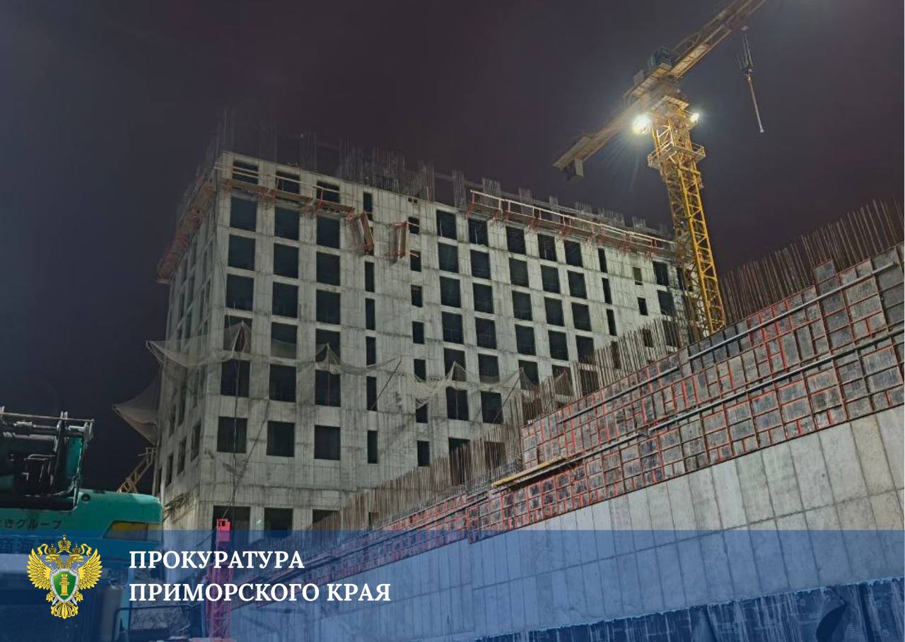 Правоохранители завели дело после смерти рабочих на стройке во Владивостоке Во Владивостоке возбудили уголовное дело по факту гибели двух строителей которые разбились насмерть при падении с высоты Трагедия произошла накануне вечером на строящемся объекте в микрорайоне Патрокл Прокуратура Приморского края взяла на контроль ход расследования и результаты проверки Государственной инспекции труда Надзорное ведомство оценит соблюдение требований законодательства в сфере охраны труда и техники безопасности при производстве работ Дело квалифицировано по части 3 статьи 216 Уголовного кодекса России предусматривающей ответственность за нарушение правил безопасности повлекшее по неосторожности смерть двух и более лиц Deitaru