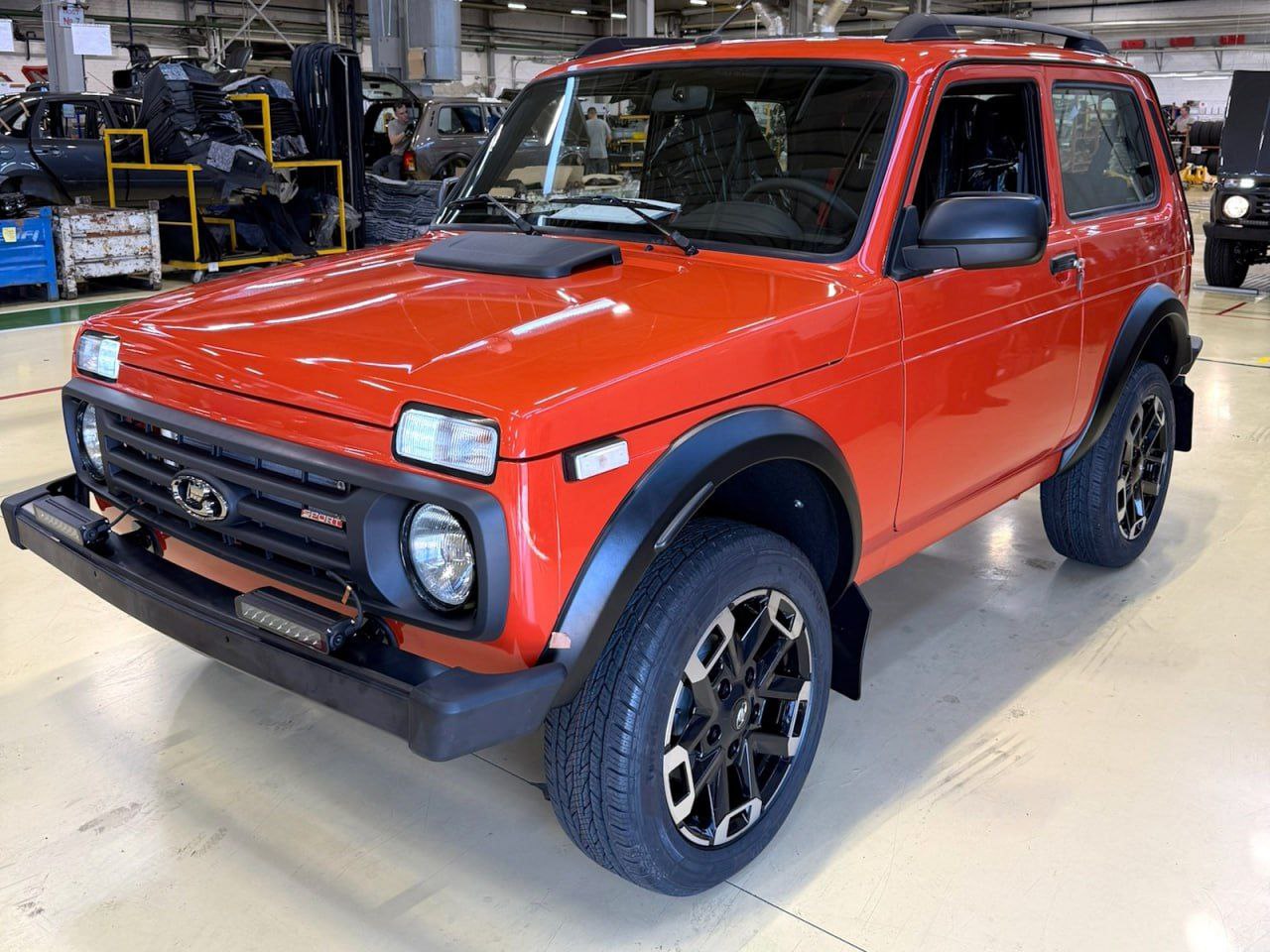 Lada Niva Sport получит боковую подушку безопасности С апреля этого года Lada Niva Sport выпускалась без ЭРА ГЛОНАСС и боковой подушки безопасности Эти опции появятся в декабре пишет Lada Online К сожалению боковой эйрбэг доступен только для водителя Напомним что после введения санкций АвтоВАЗ выпускал модели без подушек безопасности и до Нивы вот только дошёл черёд