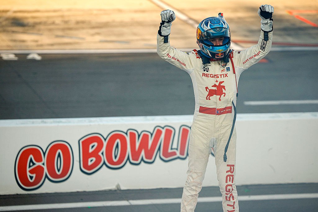 Лидер гоночной серии NASCAR сломал ключицу во время празднования победы Американский пилот JR Motorsports Коннор Зилиш после победы в гонке NASCAR Xfinity Series в штате Нью-Йорк сообщил в соцсети X, что попал в больницу с переломом ключицы. Зилиш потерял равновесие и упал с автомобиля, позируя перед фотографами. Гонщик при падении ударился головой и некоторое время лежал без движения, но вскоре пришел в сознание, пишет The Athletic. «Я выписался из больницы и уже поправляюсь. К счастью, результаты компьютерной томографии головы в порядке, у меня только сломана ключица», — заявил 19-летний Зилиш, который считается одним из самых перспективных пилотов в серии. Гонщики и раньше падали во время празднования победы в NASCAR, но Зилиш первым получил травму в такой ситуации. Getty Images Подписаться на «РБК Спорт»
