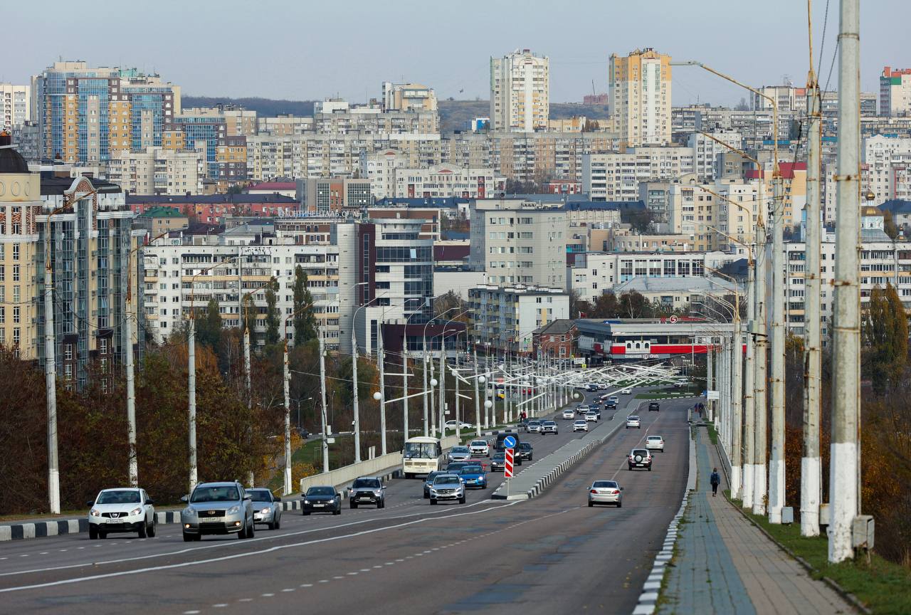 Правительство продлило ряд мер поддержки бизнеса в приграничных регионах Пострадавшие организации и индивидуальные предприниматели Белгородской Брянской и Курской областей в 2026 году продолжат получать господдержку Организациям и предпринимателям будут предоставлять субсидии на восстановление и поддержание деятельности а также льготные займы на оборотные и инвестиционные цели Размер таких займов до 50 млн рублей срок до 6 лет Средства будут направлять регионам в рамках федерального проекта Специальные краткосрочные меры поддержки малого и среднего предпринимательства В федеральном бюджете в 2026 году на это предусмотрено около 4 5 млрд рублей Подписаться на Правительство России в MAX