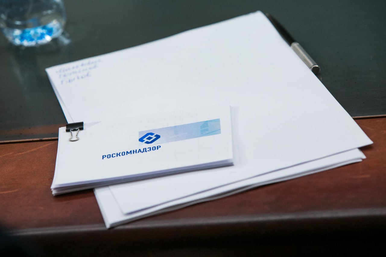 Роскомнадзор в ответ на просьбу прокомментировать жалобы пользователей на сбои в работе мессенджера WhatsApp в РФ напомнил что работа сервиса может быть полностью ограничена если он не начнет исполнять законодательство России Введение ограничений в отношении WhatsApp будет продолжено В случае если требования российского законодательства так и не будут выполнены мессенджером то он будет полностью заблокирован сообщили журналистам в пресс службе РКН в понедельник Фото URA RU TAСС interfaxonline