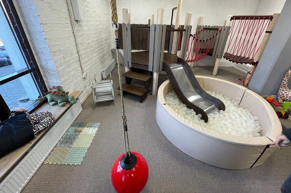 Суд закрыл детскую игровую комнату в Челябинске после травм детей Советский райсуд Челябинска приостановил работу детской фотостудии Василисины сказки Причина десятки нарушений пожарной безопасности угрожавших жизни маленьких посетителей Проверка показала в студии нет огнетушителей аварийного освещения планов эвакуации и инструкций для сотрудников а ширина эвакуационных выходов не соответствует нормам Осенью там пострадали сразу две девочки Подробнее о происшествии на КП Челябинск