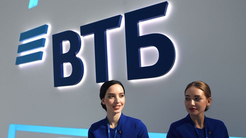 ВТБ в IV квартале сократил чистую прибыль на 31 ВТБ в четвертом квартале 2025 года заработал чистую прибыль в размере 121 3 млрд рублей что на 31 ниже результата за аналогичный период предыдущего года свидетельствует отчетность банка В целом за 2025 год группа заработала 502 1 млрд рублей чистой прибыли против рекордных 551 4 млрд рублей в 2024 году снижение на 8 9 Как говорится в сообщении ВТБ группа перевыполнила стратегический план по совокупной чистой прибыли за первые два года текущей трехлетней стратегии vtbr trader book в MAX