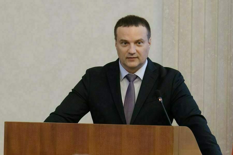 Министру ЖКХ Новосибирской области Архипову вынесли приговор Центральный районный суд признал министра ЖКХ Новосибирской области виновным в злоупотреблении полномочиями. Его приговорили к 1,5 годам колонии. Однако ему было зачтено время содержания под стражей и в этой части чиновник был освобожден от наказания. Напомним, глава ведомства Денис Архипов был задержан в марте 2024 года. Ему инкриминируют превышение должностных полномочий и злоупотребление ими статьи 286 и 285 УКРФ . Подробнее читайте по ссылке INFOPRO54 Фото с сайта правительства Новосибирской области, автор: пресс-служба.