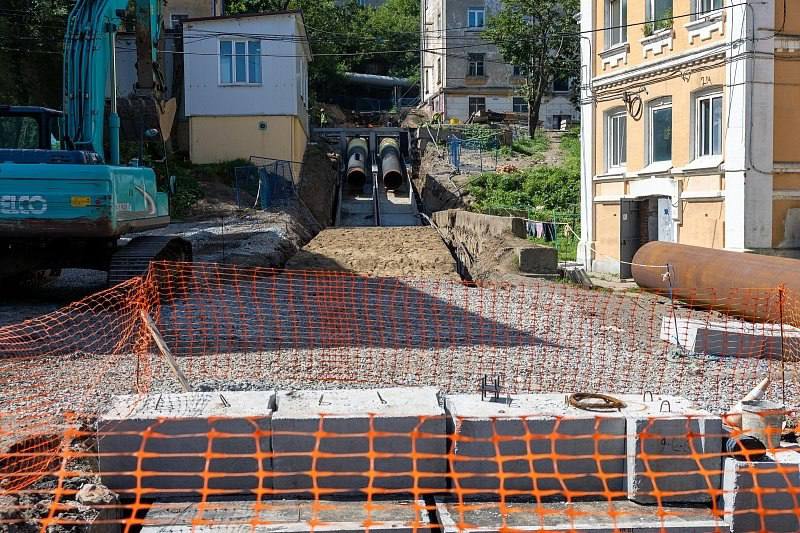 Во Владивостоке с 18 августа перекроют улицу Борисенко в районе "Спортивной"  Во Владивостоке автомобилистов ждёт серьёзное испытание: с 18 августа будет полностью перекрыта улица Борисенко в районе остановки "Спортивная" из-за масштабных работ по замене теплотрассы. Как отметили в Приморских тепловых сетях, движение будет восстановлено только 31 августа.     Водителям придётся заранее планировать маршруты объезда, так как ремонт затронет один из оживлённых участков города.    Перекладка теплотрассы будет проводиться на участке от домов № 2–4 по улице 40 лет ВЛКСМ до улицы Борисенко.  Фото: администрация Владивостока    PrimaMedia   Прислать новость