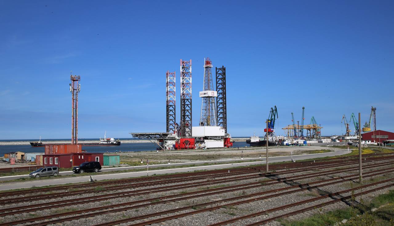 Дорожники приступили к строительству автодороги к морскому торговому порту Махачкалы, ее стоимость оценивается в 7,9 млрд рублей. Дорога улучшит подъезд к единственному незамерзающему глубоководному порту России на Каспии, который принимает суда длиной до 150 м и с осадкой до 4,5 м. Инфраструктура порта включает сухогрузную гавань, причалы для грузов, железнодорожный и автопаромный, а также зерновой терминалы.