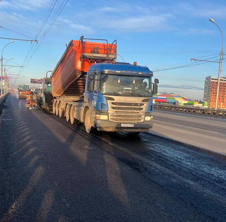 На Димитровском мосту начался текущий ремонт проезжей части Определены дефекты, проезжая часть частично перекрыта. Участки выполняются большими картами. Срок - до выходных включительно. По информации МКУ «Гормост», работы производятся по отдельному муниципального контракту в рамках подготовки к перекрытию проезжей части для основного ремонта. Водителей просят следовать дорожным знакам, которые уже установлены, снижать скорость в зоне производства работы, проявлять осторожность в отношении дорожных рабочих и заранее планировать маршруты для движения.