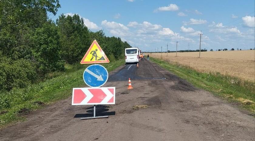 Специалисты приступили к ремонту дороги между селами Бердянское и Красное Поле Специалисты ГУП «Управление автодорогами Запорожской области» приступили к ремонту участка автодороги «село Бердянское — село Красное Поле». Об этом корреспонденту Запорожского агентства новостей сообщила пресс-служба Минтранса Запорожской области. «Дорожники приступили к ремонту автодороги село Бердянское — село Красное Поле. Будет производиться замена основания отдельными участками. Протяженность маршрута — 17,6 километров», — рассказал начальник Азовского дорожно-ремонтного пункта Государственного унитарного предприятия «Управление автодорогами Запорожской области» Вячеслав Земченко. На данный момент производят фрезерование верхнего слоя асфальтобетонного покрытия. В планах на этой неделе сделать 30 тыс. квадратных метров, после чего рабочие приступят к укладке асфальтобетонного покрытия толщиной в пять сантиметров. «Специалисты планируют завершить работы в ближайшие недели, ориентировочно к середине лета. Для удобства пешеходов и водителей по всему участку уже установили дорожные знаки, что делает передвижение безопасным», — подытожил Земченко. , ОК и ВКонтакте Полезные истории