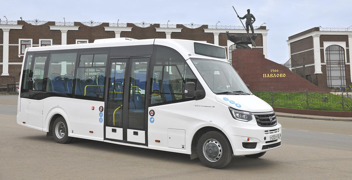 НА ПАВЛОВСКОМ АВТОБУСНОМ ЗАВОДЕ ЗАПУСТИЛИ СЕРИЙНОЕ ПРОИЗВОДСТВО СИТИМАКС 8 На Павловском автобусном заводе стартовало серийное производство автобуса Ситимакс 8 Новинка вмещает до 32 человек и создана для городских и пригородных маршрутов Для запуска производства на заводе была проведена модернизация технологических процессов в частности был обновлен парк металлозаготовительного оборудования автоматизирован процесс подготовки поверхностей деталей для их дальнейшей обработки за счет новой оснастки усовершенствованы операции по сварке кузовов автобусов Ситимакс 8 имеет оригинальный несущий кузов длиной 8 1 метра В кузове широко применены композитные материалы которые отличаются прочностью и не подвержены коррозии На низкопольной площадке в центре салона можно установить детскую или инвалидную коляску В качестве силовой установки автобуса используется дизельный двигатель G 2 5 мощностью 150 л с соответствующий стандарту Евро 5 и работающий в паре с 6 ступенчатой коробкой передач Тормозная система пневматическая с дисковыми рабочими механизмами на всех колесах Автобус оснащен антиблокировочной и антипробуксовочной системами обеспечивающими безопасность в сложных дорожных и погодных условиях Источник ПАЗ времявперёд