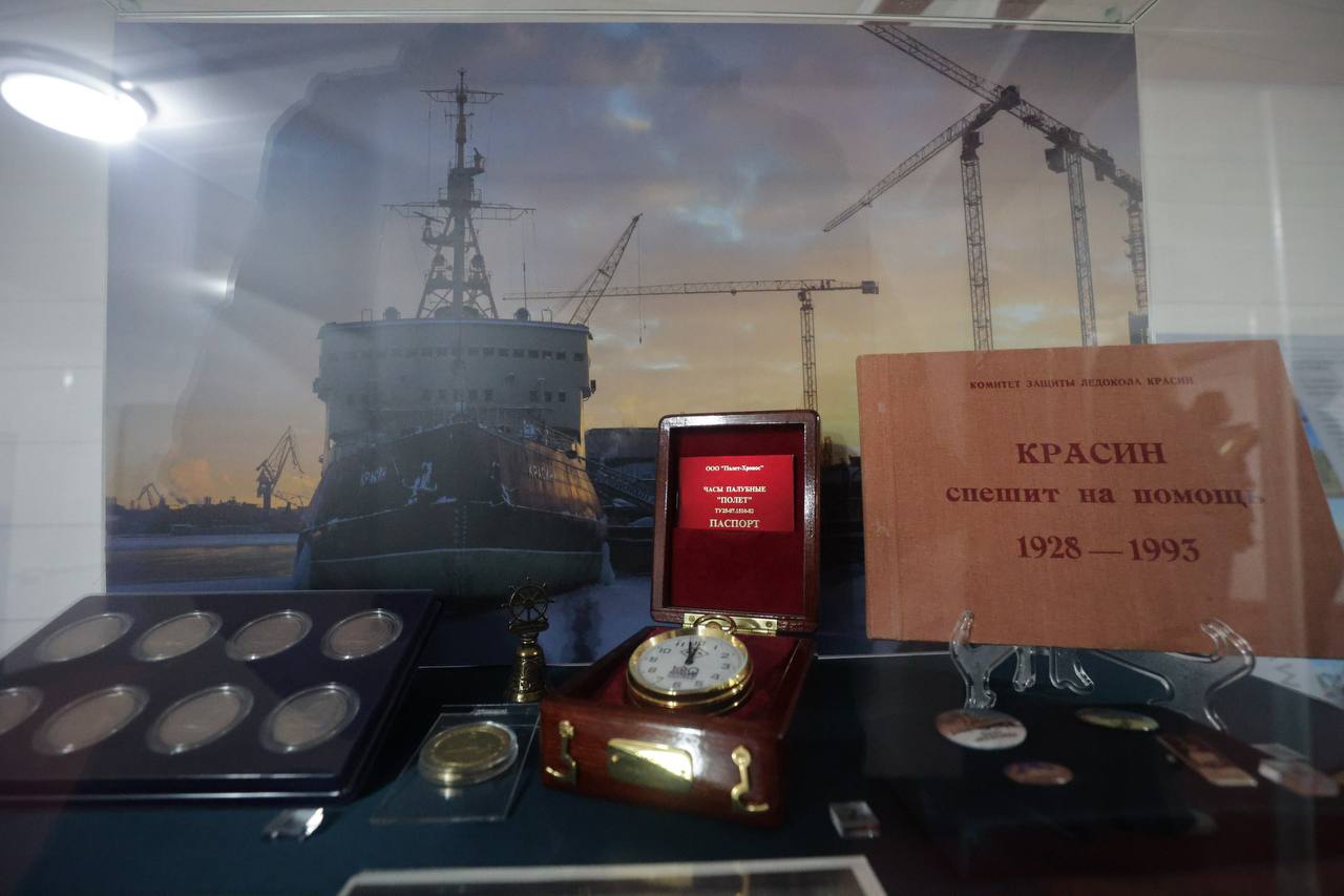 125 лет назад на воду был спущен ледокол «Ангара».  Это один из старейших ледоколов в мире. Корабль прошел три войны, а теперь переоборудован в уникальный музей и является одной из ключевых достопримечательностей Иркутской области.  — Его туристическая значимость ежегодно растет. Только за первые семь месяцев 2025 года ледокол посетили 30 тысяч человек,  — заметил губернатор Игорь Кобзев.   В честь юбилея открылась тематическая выставка «Рожденные служить Родине», организованная филиалом Музея-заповедника «Музей Мирового океана» в Санкт-Петербурге — «Ледокол «Красин».    Почта России выпустила памятные почтовые конверты с изображением ледокола. На празднике состоялось их торжественное гашение.   «Верблюд в огне»