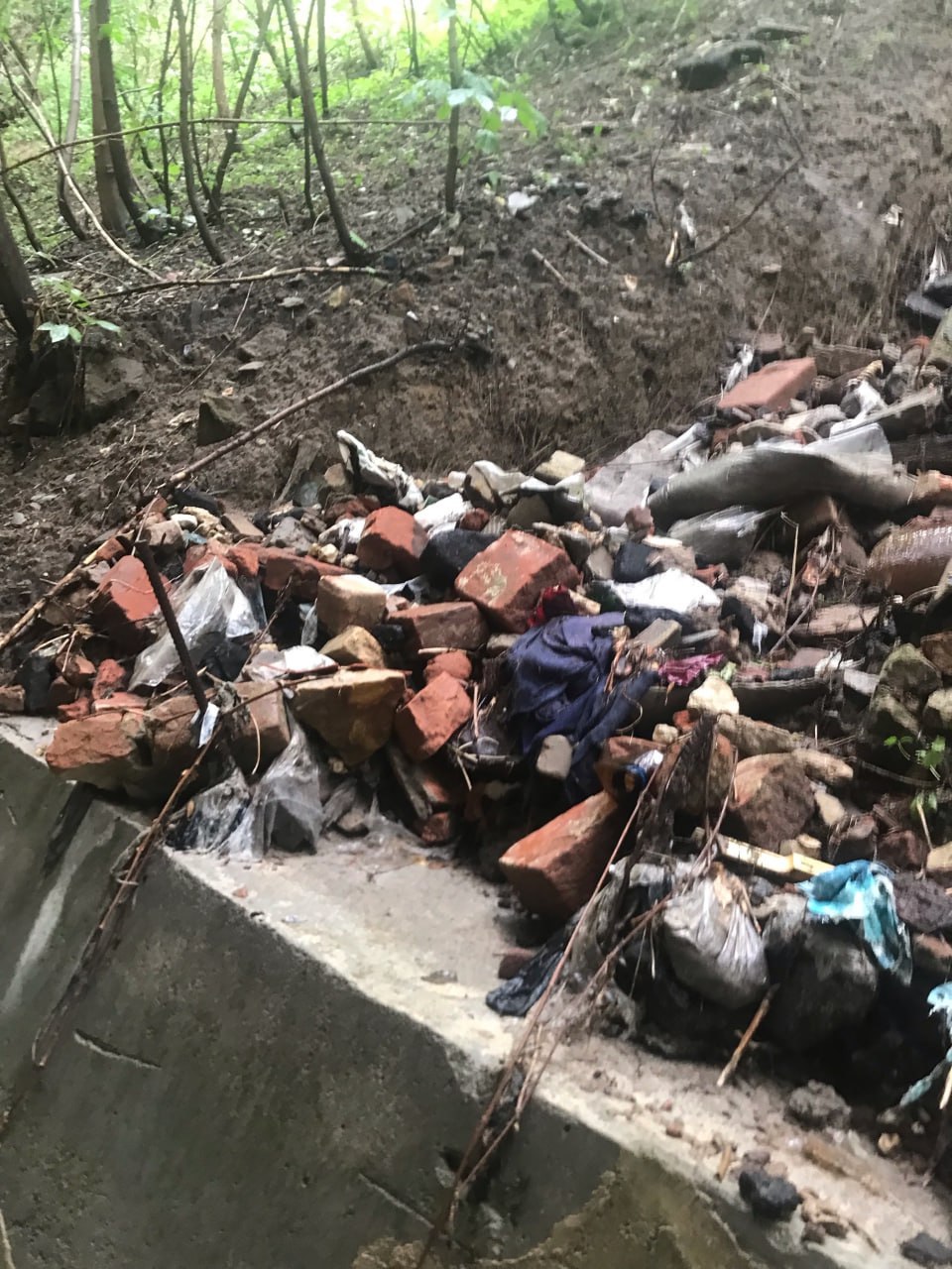 Двор на Володарского превращается в грязевое месиво после каждого дождя Жители дома № 24 по ул. Володарского жалуются, что уже месяц после каждого дождя их двор заливает потоками воды со всего центра. Вместе с водой к подъездам несёт грязь, мусор и отходы. Просим не оставлять без внимания этот участок. Центр города должен оставаться ухоженным и безопасным для жизни. !
