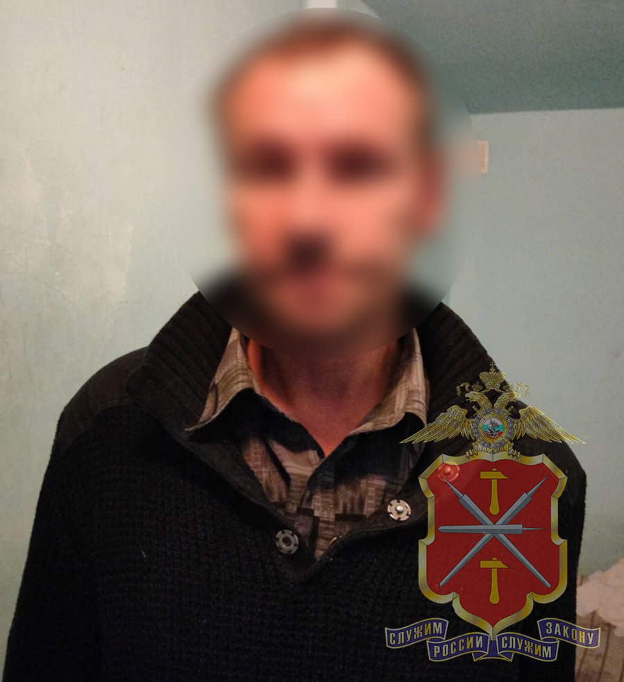 В Центральном округе Тулы оперативниками задержан подозреваемый в краже имущества из частного домовладения гражданки В дежурную часть отдела полиции «Скуратовский» УМВД России по городу Туле обратилась 70-летняя жительница деревни Варваровка. Она сообщила, что из её частного дома была совершена кража электроинструментов и телевизора. Ущерб от противоправного деяния составил 45 тысяч рублей. Полицейские предположили, что к хищению может быть причастен кто-то из близкого окружения потерпевшей. В дальнейшем данная версия подтвердилась. В ходе проведения оперативных мероприятий сотрудниками уголовного розыска был установлен ранее судимый за кражу и грабеж 48-летний сын заявительницы. Злоумышленник пояснил, что похищенное имущество продал, а денежные средства потратил на покупку алкогольной продукции. В настоящее время по данному факту следователем отдела полиции «Скуратовский» УМВД России по городу Туле возбуждено и расследуется уголовное дело по признакам преступления, предусмотренного частью 2 статьи 158 УК РФ «Кража». Подозреваемому избрана мера пресечения в виде подписки о невыезде и надлежащем поведении. #МВД #МВДРоссии #Полиция #ПолицияРоссии #Police #RussianPolice #Russia #ТульскаяПолиция