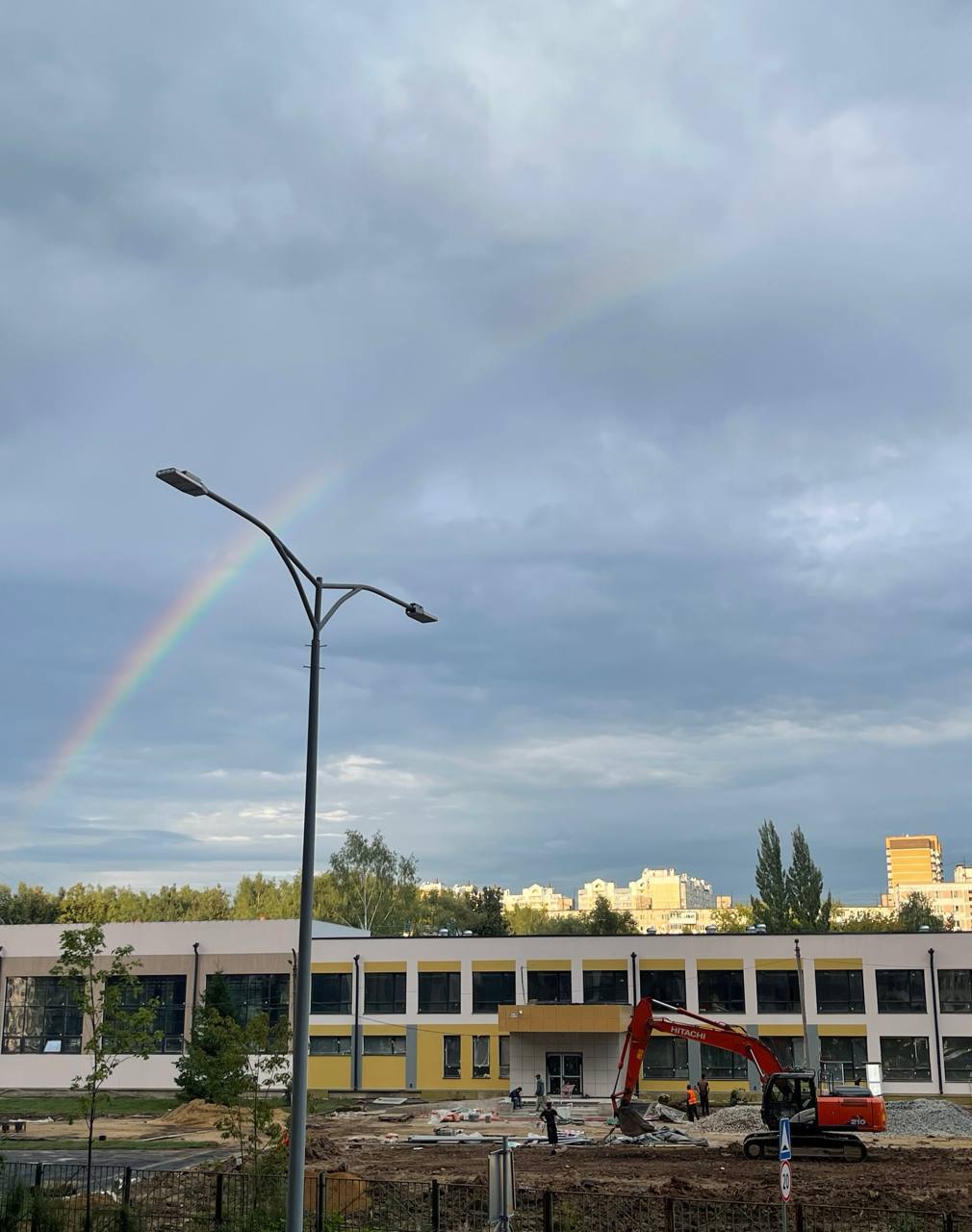 7 я школа скорее всего не будет сдана к 1 сентября Администрация города уже прорабатывает план Б Конкретики пока нет Но родительский комитет школы уже предупреждён об этом
