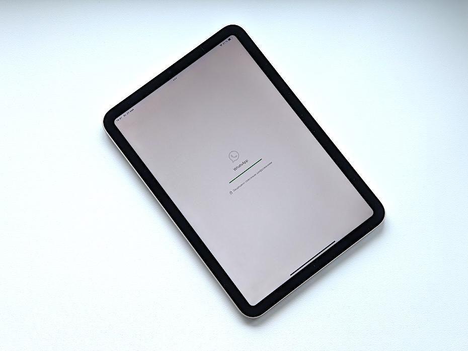 WhatsApp наконец порадовал владельцев iPad. Этого ждали очень долго В свежей тестовой веб-версии WhatsApp обнаружен интерфейс для аудио- и видеозвонков. До сих пор за пределами приложения можно было общаться лишь текстом и медиафайлами, но теперь веб-версия станет удобнее. Новый интерфейс для звонков уже появился у некоторых пользователей, правда он пока не работает, так как запущен в тестовом режиме. Если вы хотите как можно скорее попробовать новую функцию, когда к ней откроется доступ, пройдите в настройки веб-версии WhatsApp, выберите «Помощь» и включите тумблер «Присоединиться к бета-тестированию». Полтора десятка лет WhatsApp существует в виде мобильного приложения для смартфонов, но на iPad такого до сих пор нет. Владельцы «яблочных» планшетов вынуждены довольствоваться веб-версией мессенджера либо сторонними приложениями, которые фактически являются дублем веб-версии . Несомненно, они оценят новую возможность звонить прямо с iPad, пока полноценное приложение еще в разработке.