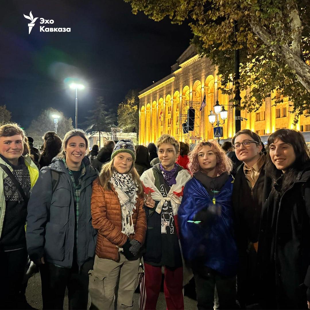 Фото: Грета Тунберг на протесте в Тбилиси.  В столице Грузии продолжаются протесты против результатов выборов в парламент. СМИ сообщают, что в акции протеста участвуют более четырёх тысяч человек, а проспект Руставели снова перекрыт — там и находится здание парламента