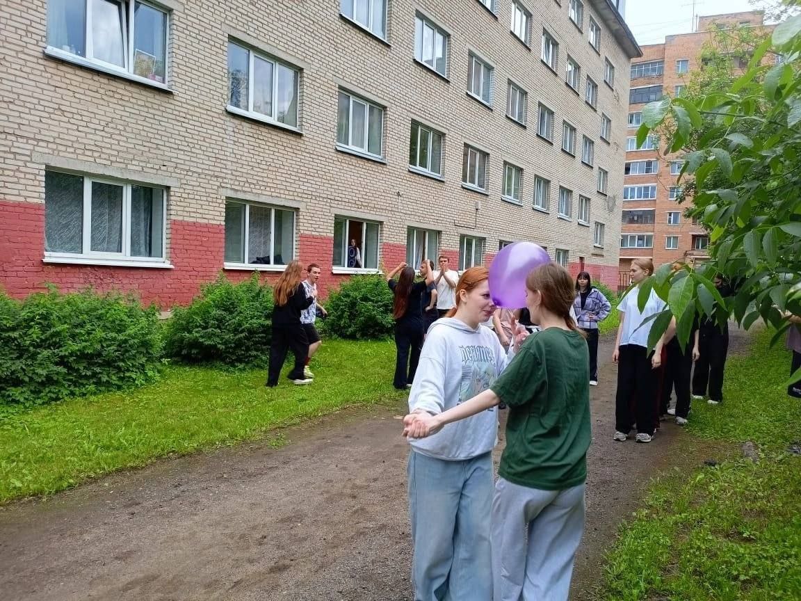 На территории общежития Истринского профессионального колледжа – филиала ГГТУ прошло спортивное мероприятие «Веселые старты» для студентов 1-2 курса, которые осваивают программы Профессионалитета национального проекта «Молодёжь и дети». Соревнования прошли под девизом: «Хочешь быть здоровым - будь!». Команды участвовали в конкурсах по бегу, прыжкам, состязались в различных эстафетах, где участники соревнований могли проявить свои спортивные, умственные способности и навыки. Участвуя в «Веселых стартах», ребята почувствовали себя большой единой спортивной семьей! Соревнования стали настоящим праздником спорта, здоровья и молодости. Обучающиеся получили массу положительных и незабываемых эмоций, а ещё практические навыки и интересные идеи. По итогу соревнований победила дружба. #актуальнО #моИстра #летовподмосковье
