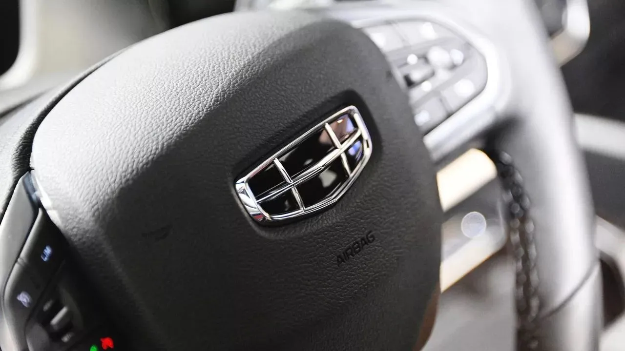 Geely отзывает более 38 900 автомобилей Atlas в России Речь идет о машинах которые были проданы в России с 11 октября 2023 года по 30 сентября 2025 года Отзыв необходим для замены предохранителя парковочного ассистента сообщили в компании Владельцы автомобилей будут приглашены в диллерские центры