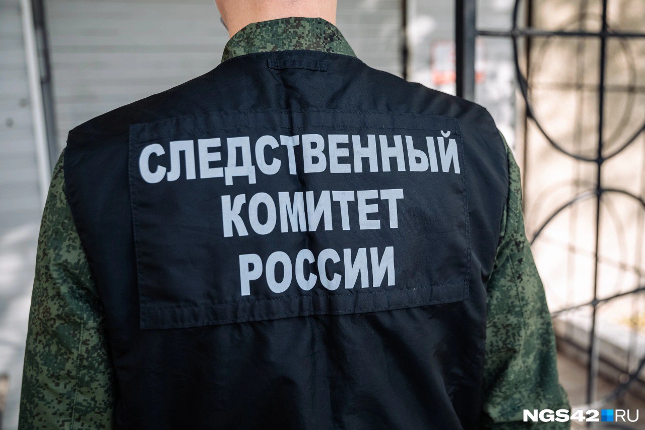 Силовики проводят обыски у экс депутата Законодательного собрания Приморского края Руслана Маноконова Предположительно поводом для этого стало возбуждение уголовных дел по факту поджога автомобиля и похищения Совершение преступлений связывают с инцидентом в кафе Терраса в Ливадии произошедшим еще 2 августа Тогда сообщалось что тогда Маноконов вступил в конфликт с жителем Хабаровска и получил удар ножом после чего попал в реанимацию Подробнее на сайте Подписаться