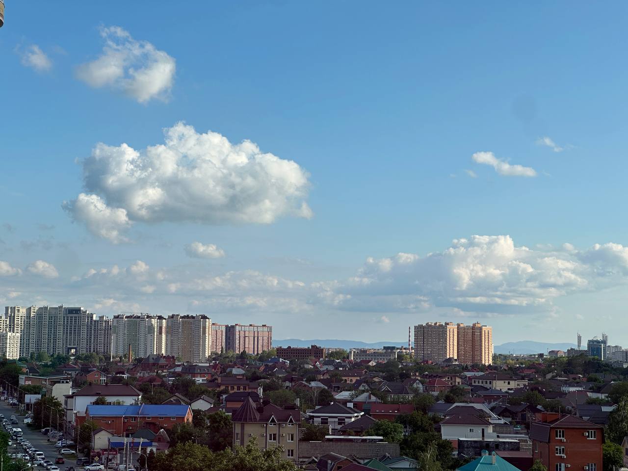 В Краснодаре нашли четырнадцатилетнего подростка Его обнаружили спасатели отряда «Лиза Алерт». Мальчик пропал 18 июня. Сообщалось, что юноша был одет в сине-фиолетовую ветровку, черную футболку, штаны такого же цвета и темно-синие кроссовки. Школьник жив. Другие подробности пока неизвестны. Телеканал «Краснодар» написать