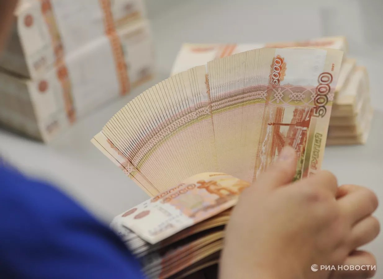 Россияне за первое полугодие 2025 года выиграли более 35 млрд рублей в лотереи, рассказали РИА Новости в "Столото".  За это время появилось 695 новых лотерейных миллионеров, что в среднем составляет около 115 новых миллионеров в месяц или около четырех миллионеров в день.     : экономика / Все наши каналы