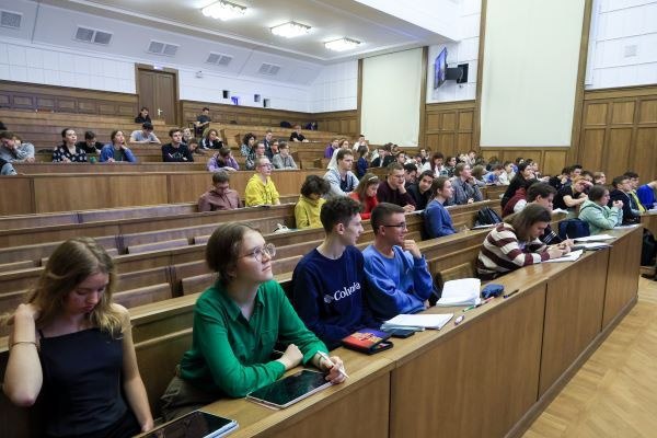 Студенты юрфаков российских вузов начнут изучать дело Долиной В списке высших учебных заведений Московский государственный юридический университета имени Кутафина и Санкт Петербургский государственный университет Анализируемое дело наряду с другими разъяснениями высших судов России будет изучаться студентами при освоении программ магистратуры Юрист в сфере оборота недвижимости Гражданское право семейное право Гражданский процесс арбитражный процесс Признаться мы со студентами с интересом следили за развитием событий в этом деле заявила РИА Новости представитель Санкт Петербургского государственного университета Верховный суд РФ 16 декабря признал Полину Лурье собственницей квартиры в Хамовниках которую она купила летом 2024 года у Ларисы Долиной за 112 миллионов рублей Предыдущие судебные решения оставлявшие недвижимости в собственности певицы заявлявшей что в момент совершения сделки она находилась под влиянием мошенников были отменены Подписаться на Говорит Москва Telegram VK MAX