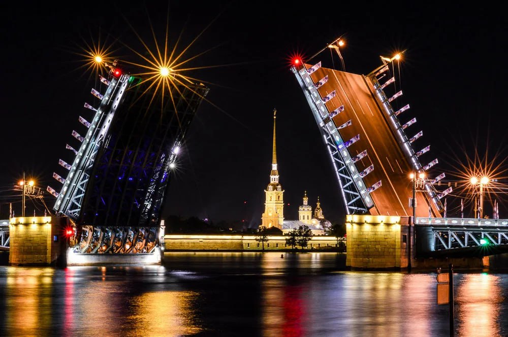 Бежим смотреть последний развод Дворцового!  В эту ночь в Петербурге пройдет закрытие девятого сезона шоу "Поющие мосты". На этот раз развод мостов будет сопровождаться музыкой великих русских композиторов, которую дополнит лазерная проекция. Финал посвятят сразу нескольким датам: 225-летию со дня рождения Пушкина, 213-й годовщине Царскосельского лицея, в котором учился поэт. Также будет отмечено 30-летие петербургского парламента.  В этом году Дворцовый мост разводили под музыку 46 раз. Более 500 минут классическая музыка звучала над ночной Невой.    с 18 на 19 октября, с графиком развода мостов можно ознакомиться здесь   Дворцовая набережная  #локация