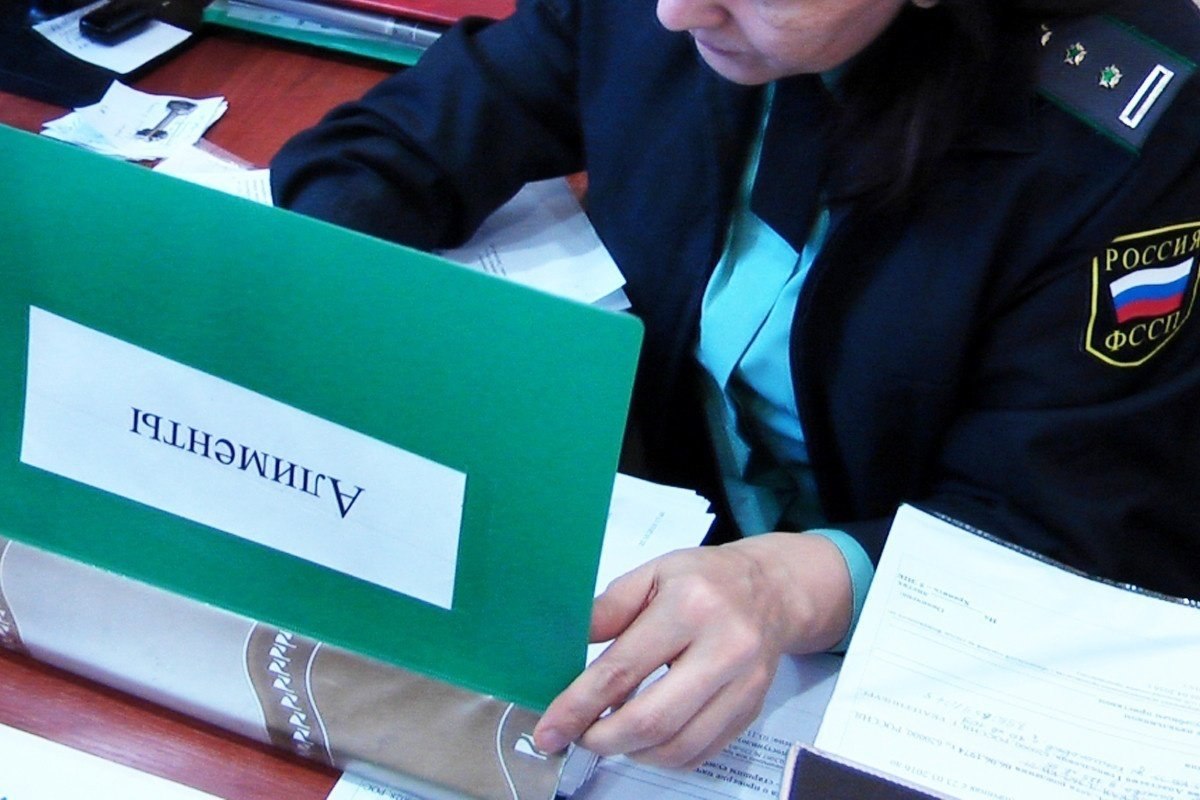 Жителя Елизова отправили в колонию за долги по алиментам 47-летний мужчина из Елизова не платил алименты на троих детей пять месяцев, накопив долг более 130 тысяч рублей. В апреле районный суд приговорил его к 4 месяцам колонии за это нарушение. Это уже не первый случай, когда мужчина уклонялся от выплат – ранее его уже судили за аналогичное преступление. Хотя он пытался оспорить приговор, называя его слишком строгим, краевой суд оставил решение без изменений. "Учитывая непогашенную судимость за такое же правонарушение, суд не нашёл оснований смягчать наказание", – сообщили "ЧП Камчатка" в прокуратуре. Теперь мужчину отправят в колонию общего режима, где он отбудет весь назначенный срок.