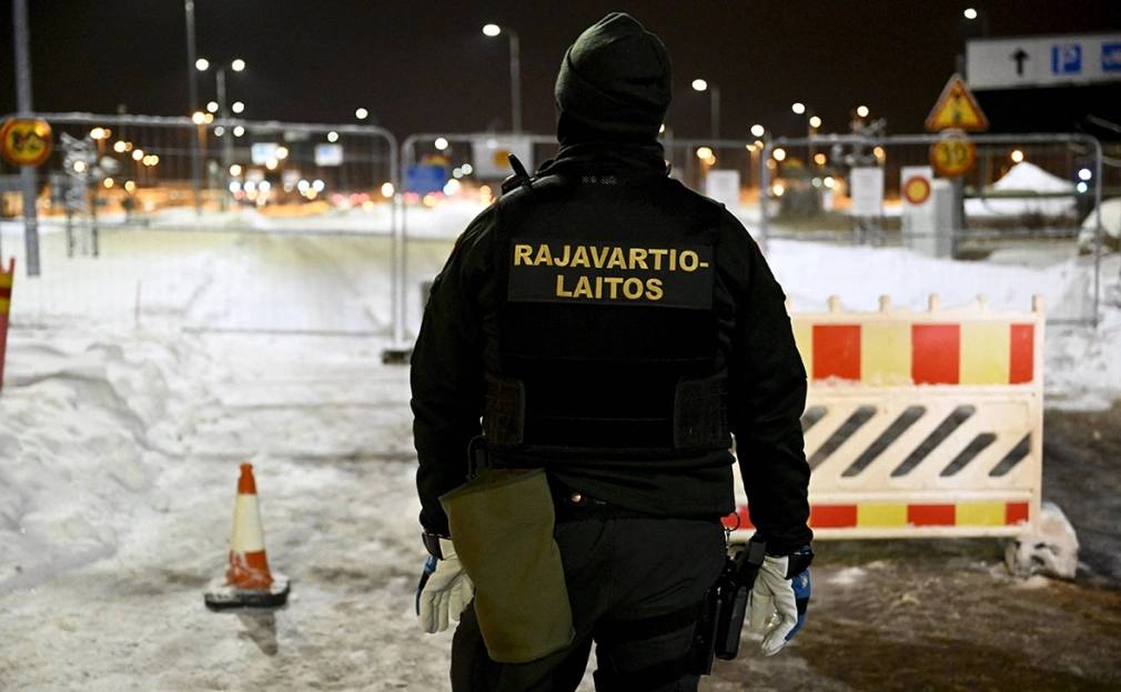 Власти Финляндии почти возвели заграждения в непосредственной близости от границы с Россией сообщает телерадиокомпания Yle со ссылкой на представителя пограничной службы страны Согласно информации издания сооружения строятся на расстоянии около одного метра от линии границы с Россией Через каждые 20 метров на заграждениях установлены камеры видеонаблюдения что позволяет обеспечивать постоянный мониторинг восточной границы Строительные работы близки к завершению По данным пограничной службы Финляндии забор высотой 4 5 метра включает около метра колючей проволоки в верхней части Конструкция продолжается под землей Фото Vesa Moilanen IMAGO Global Look Press РБК в Telegram и MAX