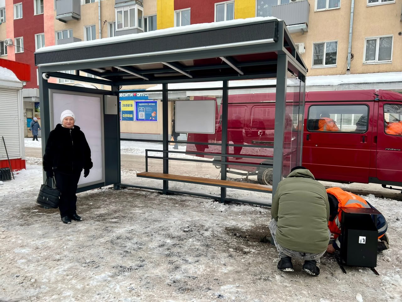 На Вологодчине продолжают устанавливать умные остановки В Соколе появилась первая современная остановка её смонтировали напротив Ледового дворца сообщил врио главы округа Сергей Рябинин До конца месяца в центре города установят ещё шесть таких комплексов Остановки оснащаются цифровыми табло видеонаблюдением и защищёнными зонами ожидания Сокол присоединяется к городам области где по поручению губернатора Георгия Филимонова умные остановки уже стали частью городской среды В Череповце работает 200 обновлённых остановочных комплексов оборудованных экранами с расписанием камерами USB зарядками и другими сервисами Аналогичные объекты установлены и в Вологде Местные жители уже оценили удобство новых объектов Жительница Сокола Ирина Новожилова поделилась впечатлением Я автобус вчера ждала на новой остановке От снега есть где спрятаться скамейка есть посидеть стеклянная боковая стена очень удобная видно автобус А если ещё табло будет класс Жаль если быстро сломают Тем временем Вологда готовит дополнительное цифровое обновление как сообщил мэр Сергей Жестянников с 1 декабря в городе заработает бесплатный общественный Wi Fi на 83 локациях 71 умной остановке и ключевых общественных пространствах Авторизация будет доступна через SMS или звонок оборудование уже устанавливается Правительство Вологодской области Telegram MAX