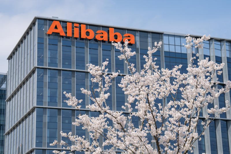 Alibaba разработала собственный ИИ ускоритель новая альтернатива продукции Nvidia но с ограничением ускоритель не предназначен для обучения ИИ Китайская компания активно наращивает свои технологии в условиях исчезновения партнёрства с Nvidia ставшей жертвой санкций Важным шагом является создание ускорителя который по информации The Wall Street Journal проходит тесты и обеспечивает совместимость с существующим ПО от Nvidia Несмотря на активные разработки рынок чипов в Китае остаётся под давлением санкций и компании вынуждены искать альтернативные решения Тем не менее Alibaba продолжает инвестировать в инфраструктуру ИИ планируя вложить не менее 53 млрд в ближайшие три года Источник Alibaba AI Development Unlim AI