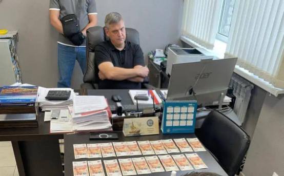 Замдиректора ведомственной охраны минтранса Северо Кавказского филиала в Ростове задержали с поличным В Ростовской области сотрудники УФСБ задержали заместителя руководителя ведомственной охраны Северо Кавказского филиала минтранса Согласно информации ведомства причиной задержания стали подозрения в получении взяток По предварительной версии следствия должностное лицо систематически получало незаконные денежные вознаграждения от начальников стрелковых команд за увеличение премиальных выплат Помимо этого ему инкриминируют получение денег за общее покровительство по службе и помощь в решении разнообразных вопросов касающихся профессиональной деятельности подчинённых В связи с выявленными фактами в отношении задержанного возбуждено уголовное дело по статье о получении взятки Также возбуждено уголовное дело в отношении одного из лиц передававших взятки по статье о даче взятки В отношении обоих подозреваемых избрана мера пресечения в виде содержания под стражей Подписаться на Новости Ростова Прислать новость Мы в Max rostovnews61